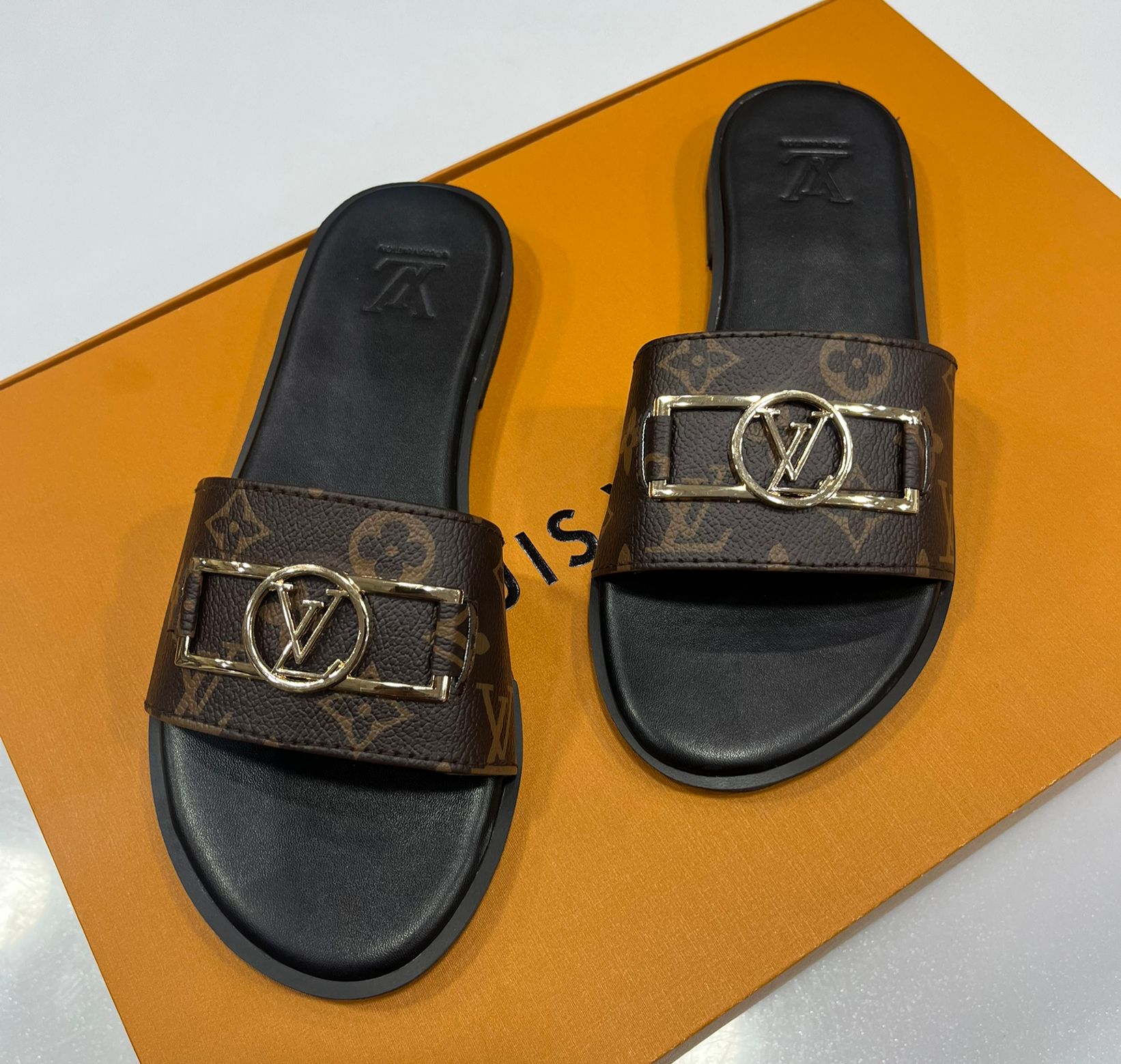 LOUIS VUITTON Flats